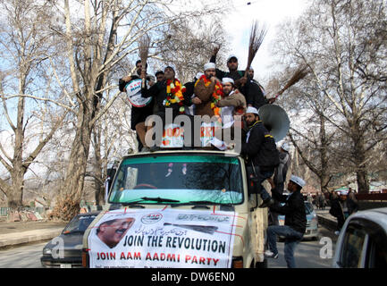 Srinagar, au Cachemire. 1er mars 2014. Les partisans du Cachemire indien d'AAM Admi, homme du commun, (partie), d'entendre le discours du candidat de parti Raja Muzaffar Bhat lors d'un road show en vue de la prochaine campagne des élections parlementaires, à Srinagar, Raja fera face à deux piliers, le Dr Farooq Abdullah de Conférence nationale et Tariq Hameed Qarra de PDP. Mandat du PAA à Dr Bhat a annoncé à une réunion présidée par le président de LS élections, Gopal Rai, à New Delhi. La partie prétend qu'il a enregistré 10 lakh membres à contrôler les indiens du Cachemire. Credit : Shafat Sidiq/NurPhoto ZUMAPRESS.com/Alamy/Liv Banque D'Images