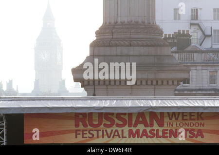 London UK. 1er mars 2014. Une grande scène est érigée à Trafalgar Square pour se préparer pour le début de semaine de festival de la Russie Maslenitsa qui est une célébration de la fin de l'hiver et le début du printemps en mars 11-16 Crédit : amer ghazzal/Alamy Live News Banque D'Images