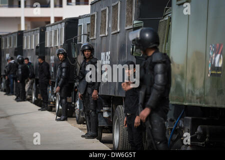 Le Caire, Égypte. 1er mars 2014. La police anti-émeute garde derrière des barbelés à l'extérieur de l'École de police où un procès de l'ancien président déchu Mohamed Morsi plus de chefs d'incitation à tuer des manifestants, l'ouverture est prévue au Caire, capitale de l'Égypte, le 1 mars 2014. Morsi et 14 autres prévenus sont accusés d'incitation à la violence et l'ordre de tuer des manifestants devant le palais présidentiel en décembre 2012. Source : Xinhua/Chaoyue Pan/Alamy Live News Banque D'Images