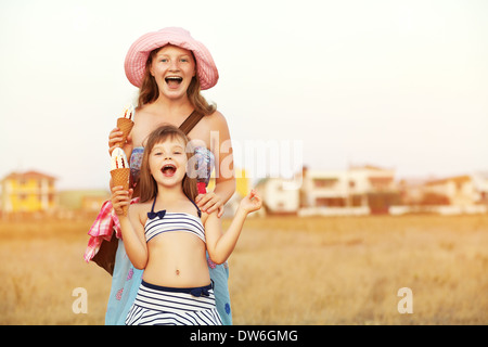 Mère et fille avec de la crème glacée Banque D'Images