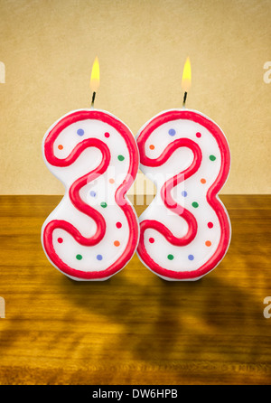 Brûler des bougies d'anniversaire numéro 33 Banque D'Images