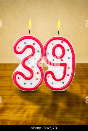Burning birthday candles numéro 39 Banque D'Images