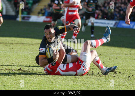 Northampton, en Angleterre. 1er mars 2014. Kahn FOTUALI'I de Northampton Saints est abordé par Freddie BURNS de Gloucester Rugby au cours de l'Aviva Premiership match entre Northampton Saints et Gloucester Rugby à Franklin's Gardens. Credit : Action Plus Sport Images/Alamy Live News Banque D'Images