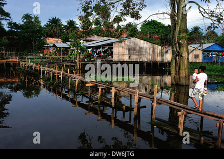 Houseboats en LETICIA. Ministère de l'Amazonas .COLOMBIE Banque D'Images