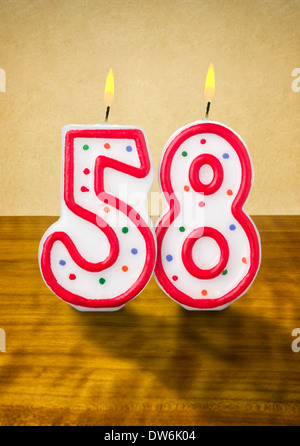Burning birthday candles numéro 58 Banque D'Images