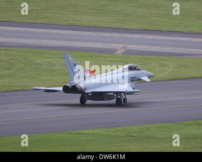 RAF chasseur multirôle Eurofighter Typhoon aéronefs sur la piste à Farnborough International Air Show Banque D'Images