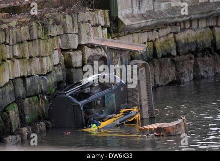Portland, UK. 1er mars 2014. Un sauvetage spectaculaire d'un digger pilote après son véhicule a chuté de 15 pieds dans le port de Portland cet après-midi (samedi) l'homme a été évacué par hélicoptère des garde-côtes à Southampton après l'hôpital il a été sauvé par les gardes-côtes, les sapeurs-pompiers et les collègues. Dorset les policiers enquêtent sur l'incident et ont bouclé le secteur. 06Th Mars, 2014 Photo par Geoff Moore/Dorset Media Service/Alamy Live News Banque D'Images