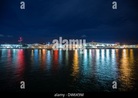 Les lumières de l'aéroport Toronto Island scintillent dans les eaux du lac Ontario. Banque D'Images