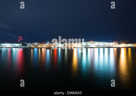 Les lumières de l'aéroport Toronto Island scintillent dans les eaux du lac Ontario. Banque D'Images