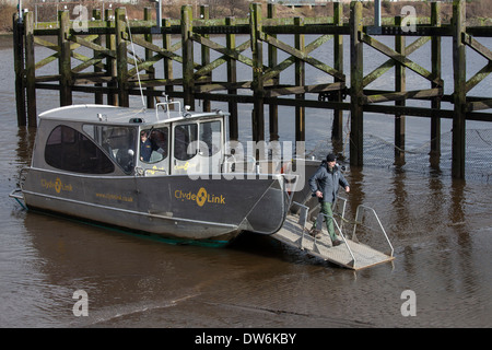 Renfrew traversier voyageant entre Yoker, Partick et Renfrew de l'autre côté de la rivière Clyde et ne transportant que des passagers, Glasgow Banque D'Images