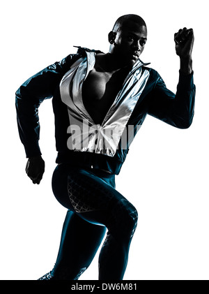 Un homme africain en marche jogging sprint en silhouette studio isolé sur fond blanc Banque D'Images