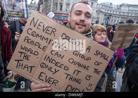 Londres, 1er mars 2014. Londres mars contre la corruption du gouvernement. Sur la photo : un manifestant se prépare à mars de Trafalgar Square à l'Ecquadorian ambassade à Knightsbridge, dans le cadre du "tout le monde Marche contre la corruption du gouvernement". Crédit : Paul Davey/Alamy Live News Banque D'Images