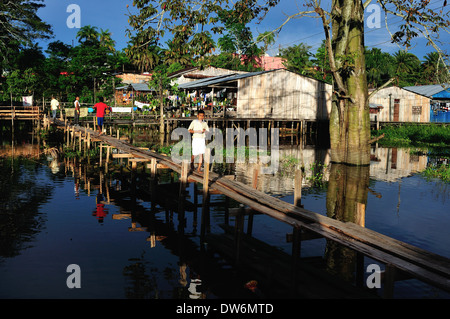 Houseboats en LETICIA. Ministère de l'Amazonas .COLOMBIE Banque D'Images