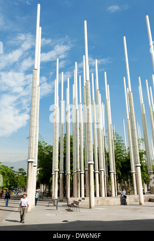 Colombie Medellin les hauts poteaux de lumière qui composent Parque de las Luces, ou Parc des lumières conçu par l'architecte Juan Manuel Pelaez. Banque D'Images