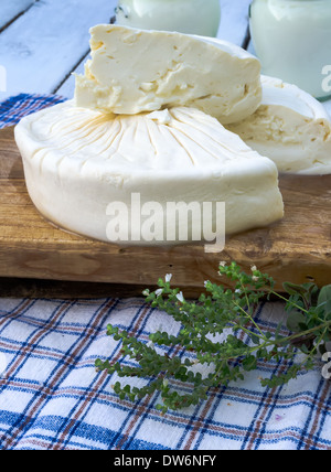 Bulgare fait maison fromage blanc en saumure Banque D'Images