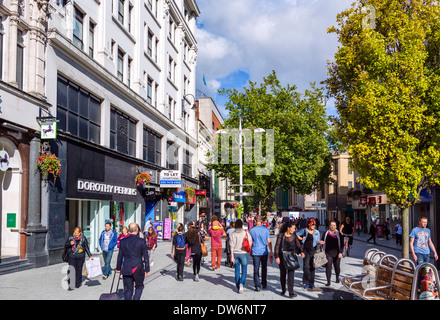 Boutiques sur Queen Street dans le centre-ville, à Cardiff, Glamorgan du Sud, Pays de Galles, Royaume-Uni Banque D'Images