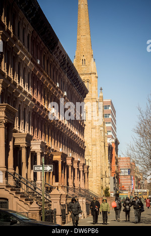 Ligne de joint brownstone tènements sur Lenox Avenue dans le quartier de Harlem, New York Banque D'Images