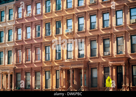 Ligne de joint brownstone tènements sur Lenox Avenue dans le quartier de Harlem, New York Banque D'Images