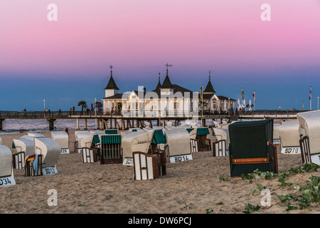 La jetée d'Ahlbeck est une jetée sur la mer Baltique, Nice, Île d'Usedom, Mecklembourg-Poméranie-Occidentale, Allemagne, Europe Banque D'Images