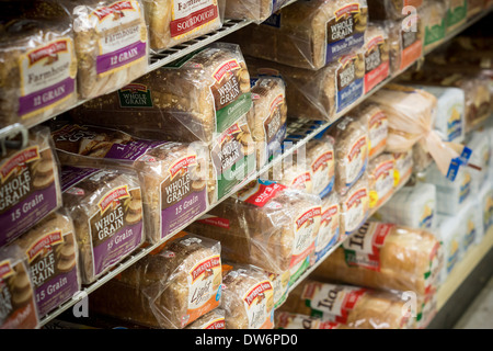 Paquets de diverses marques de pain sont vus dans un supermarché de New York Banque D'Images