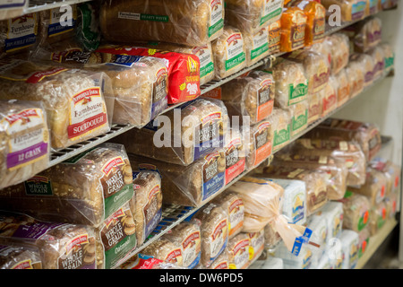 Paquets de diverses marques de pain sont vus dans un supermarché de New York Banque D'Images