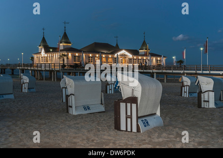 La jetée d'Ahlbeck est une jetée sur la mer Baltique, Nice, Île d'Usedom, Mecklembourg-Poméranie-Occidentale, Allemagne, Europe Banque D'Images