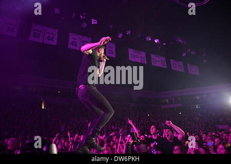 Norfolk, Virginie, USA. 28 Février, 2014. Imagine Dragons vivent au centre Constant. Crédit : Jeff Moore/ZUMA/ZUMAPRESS.com/Alamy fil Live News Banque D'Images