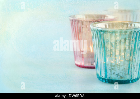 Couleur bleu pastel des bougies sur fond texturé et copy space Banque D'Images