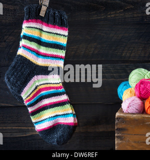 Des chaussettes en laine rayée hanging on clothesline Banque D'Images