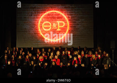 Liverpool, Royaume-Uni. 1er mars 2014. Une chorale chante devant une projection comme des milliers de personnes se rassemblent pour assister à la réouverture de l'Everyman Theatre de Liverpool. Crédit : Adam Vaughan/Alamy Live News Banque D'Images