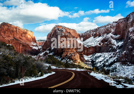 Route dans les canyons des doigts, Kolab Zion National Park, Utah. Horse Ranch Mountain (à gauche) - arc double alcôve (centre-droit) Banque D'Images