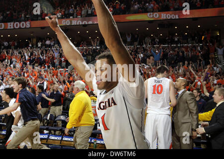 1 mars 2014 - Charlottesville, Virginia, UNITED STATES - Virginia guard Justin Anderson (1) célèbre après avoir battu Syracuse 75-56 dans un match de basket-ball de NCAA Samedi 1 mars 2014 à Charlottesville, VA. (Crédit Image : © Andrew Shurtleff/ZUMAPRESS.com) Banque D'Images