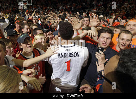 1 mars 2014 - Charlottesville, Virginia, UNITED STATES - Virginia guard Justin Anderson (1) est entouré par les fans après avoir battu Syracuse 75-56 dans un match de basket-ball de NCAA Samedi 1 mars 2014 à Charlottesville, VA. (Crédit Image : © Andrew Shurtleff/ZUMAPRESS.com) Banque D'Images