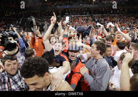 1 mars 2014 - Charlottesville, Virginia, UNITED STATES - Virginia fans rush la cour après Virginia défait Syracuse 75-56 dans un match de basket-ball de NCAA Samedi 1 mars 2014 à Charlottesville, VA. (Crédit Image : © Andrew Shurtleff/ZUMAPRESS.com) Banque D'Images