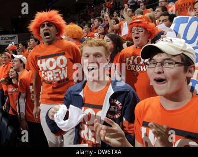 1 mars 2014 - Charlottesville, Virginia, UNITED STATES - Virginia fans réagir lors d'un match de basket-ball de NCAA Samedi 1 mars 2014 à Charlottesville, VA. Virginie battu Syracuse 75-56. (Crédit Image : © Andrew Shurtleff/ZUMAPRESS.com) Banque D'Images