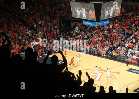 1 mars 2014 - Charlottesville, Virginia, UNITED STATES - Virginia hébergé à la Syracuse John Paul Jones Arena dans un jeu de basket-ball de NCAA Samedi 1 mars 2014 à Charlottesville, VA. Virginie battu Syracuse 75-56. (Crédit Image : © Andrew Shurtleff/ZUMAPRESS.com) Banque D'Images