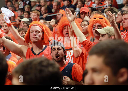 1 mars 2014 - Charlottesville, Virginia, UNITED STATES - Virginia fans réagir à l'appel en cours de jeu de basket-ball de NCAA Samedi 1 mars 2014 à Charlottesville, VA. Virginie battu Syracuse 75-56. (Crédit Image : © Andrew Shurtleff/ZUMAPRESS.com) Banque D'Images