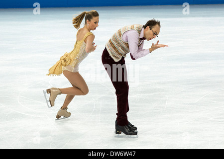 Nelli Zhiganshina et Alexander Gazsi (GER) dans le programme court de danse sur glace aux Jeux Olympiques d'hiver, Sotchi, Russie Banque D'Images