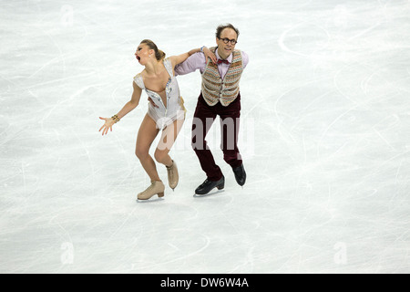 Nelli Zhiganshina et Alexander Gazsi (GER) dans le programme court de danse sur glace aux Jeux Olympiques d'hiver, Sotchi, Russie Banque D'Images