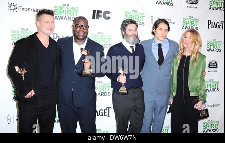 Santa Monica, CA, USA. 1er mars 2014. Producteur Brad Pitt, directeur Steve McQueen, producteur Anthony Katagas, Jeremy Kleiner et Dede Gardner (Meilleur long pour 12 ans l'esclave) dans la salle de presse pour 2014 Film Independent Spirit Awards - Salle de presse, la plage de Santa Monica, Santa Monica, CA, 1 mars 2014. Photo par : Gregorio Binuya/Everett Collection/Alamy Live News Banque D'Images