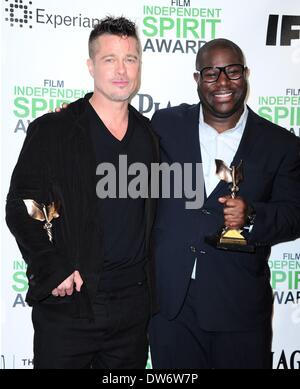 Santa Monica, CA, USA. 1er mars 2014. Producteur Brad Pitt, directeur Steve McQueen (Meilleur long pour 12 ans l'esclave) dans la salle de presse pour 2014 Film Independent Spirit Awards - Salle de presse, la plage de Santa Monica, Santa Monica, CA, 1 mars 2014. Photo par : Gregorio Binuya/Everett Collection/Alamy Live News Banque D'Images