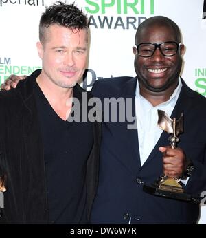 Santa Monica, CA, USA. 1er mars 2014. Producteur Brad Pitt, directeur Steve McQueen (Meilleur long pour 12 ans l'esclave) dans la salle de presse pour 2014 Film Independent Spirit Awards - Salle de presse, la plage de Santa Monica, Santa Monica, CA, 1 mars 2014. Photo par : Gregorio Binuya/Everett Collection/Alamy Live News Banque D'Images