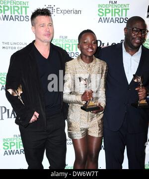 Santa Monica, CA, USA. 1er mars 2014. Producteur Brad Pitt, Lupita Nyong'o pour Meilleur Second Rôle Féminin, directeur Steve McQueen (pour 12 ans l'esclave) dans la salle de presse pour 2014 Film Independent Spirit Awards - Salle de presse, la plage de Santa Monica, Santa Monica, CA, 1 mars 2014. Photo par : Gregorio Binuya/Everett Collection/Alamy Live News Banque D'Images