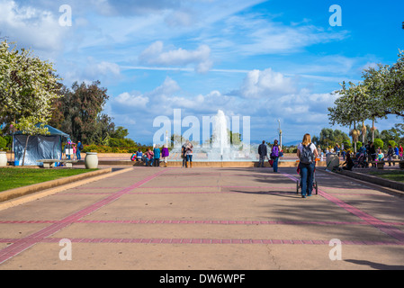 Piétons menant à la Bea Evenson Fontaine à Balboa Park. San Diego, Californie, États-Unis. Banque D'Images