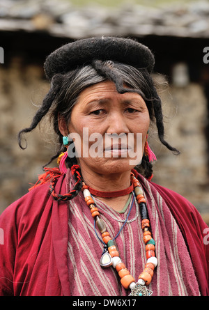 Brokpa femme en costume traditionnel, village de Merak Merak Sakteng, trek sur l'Est du Bhoutan Banque D'Images