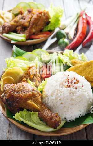 Les aliments traditionnels malais célèbre. Délicieux nasi ayam penyet avec le sambal belacan. Saveur locale. Avec de la vapeur chaude de la fumée. Banque D'Images