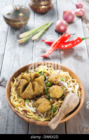Mee bakso. Bakso baso ou indonésien est fait à partir de boulettes de boeuf surimi. L'alimentation locale populaire en Indonésie. Avec de la vapeur chaude de la fumée. Banque D'Images