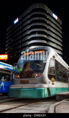 Une publicité spectaculaire vue de nuit de style d'un métro train léger avec le Harris Bank building en arrière-plan Banque D'Images