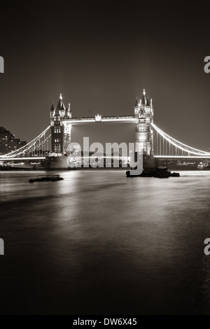 Tower Bridge à Londres en noir et blanc la nuit. Banque D'Images