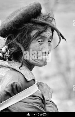 Femme Brokpa traditionnels en poil de yack hat, village de Merak Merak Sakteng, trek sur l'Est du Bhoutan Banque D'Images